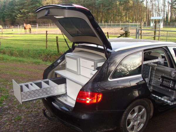 Audi A 4 , Mobieteek meevolgend met achterklep