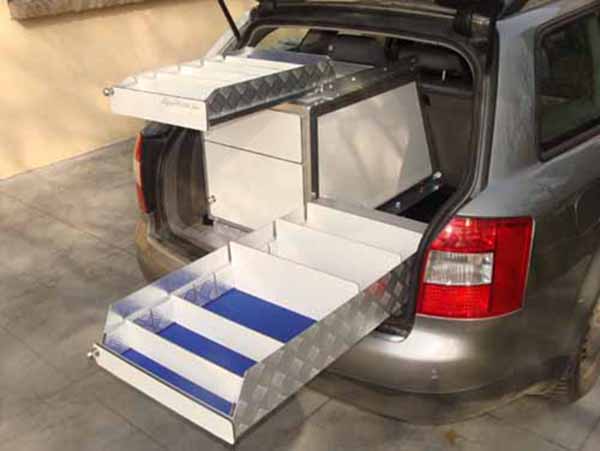 Audi A 4 Mobieteek 2 laden en bovenopliggende lade met uittrekbare slede naast de kast