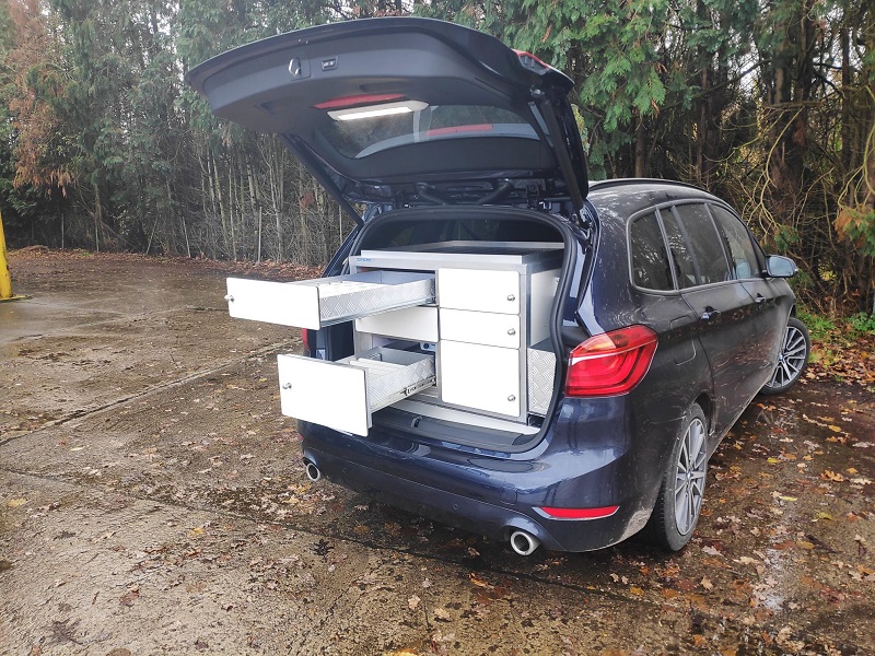 auto inrichting bmw x3 met opstaande rand bovenop de kast