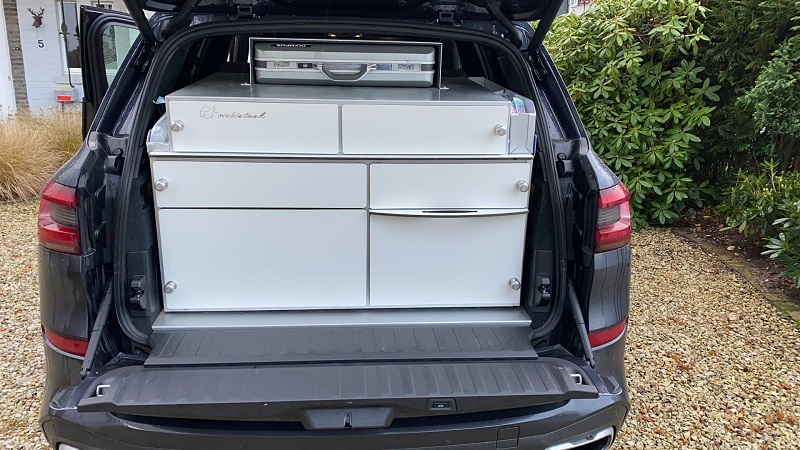 autoinrichting  bmw X7 kast komt tot aan de achterzetels, nog 5 zetels bruikbaar