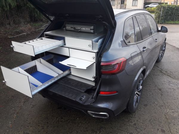 bedrijfswageninrichting dierenarts bmw X5 met 5 zetels