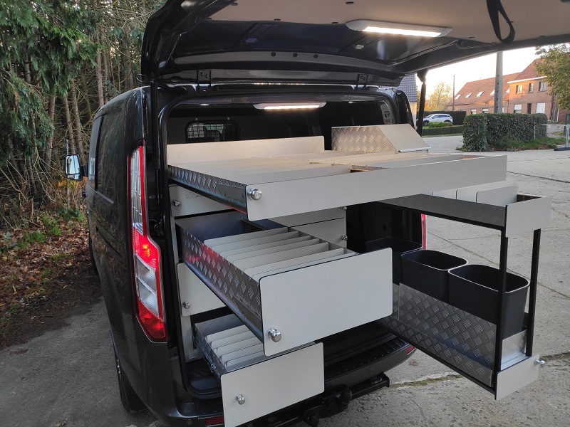 autoinrichting ford custommet bovenop een grote open lade en naast de kist nog een lade voor bv, de vuilbakken