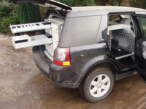 Landrover Freelander, zicht op inrichting tussen kist en bestuurder