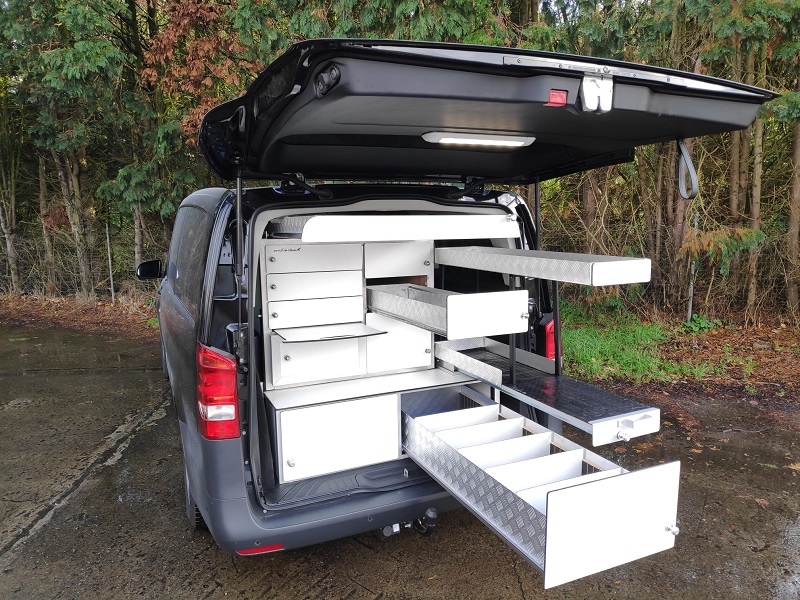 autoinrichting mercedes vito standaard kast geplaatst op 2 diep onderliggende laden en bovenop nog een grote open lade