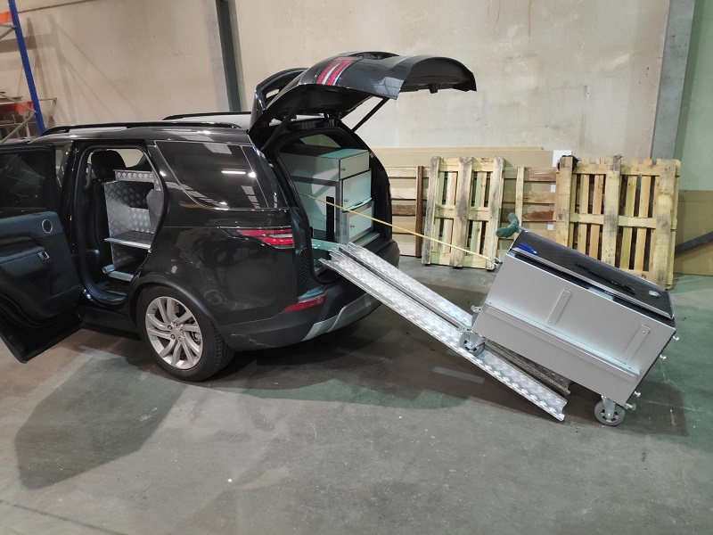 autoinrichting range rover Dyscovery 5 in en uitrijdende tandenkar