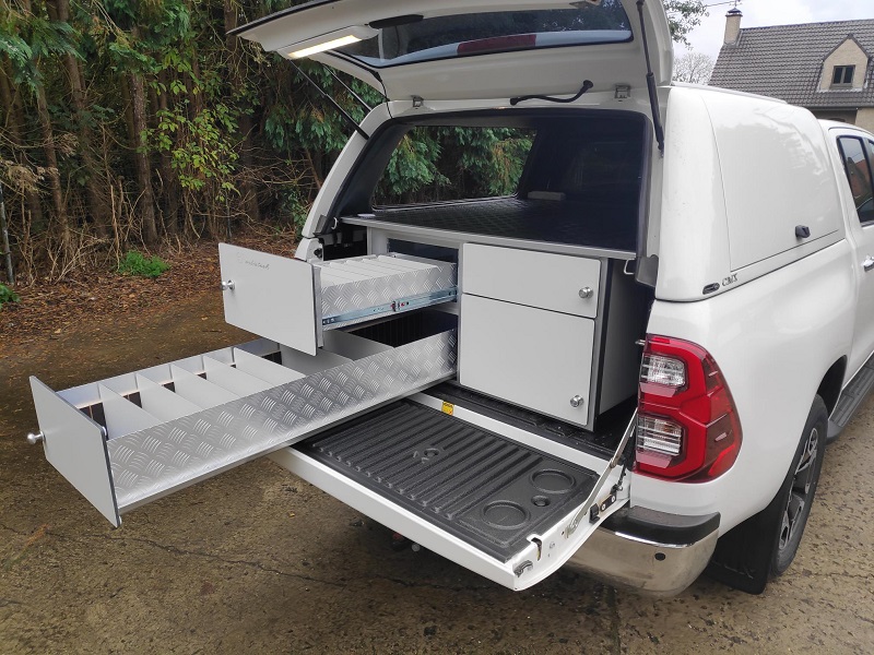 autoinrichting toyota hylux met kast van 145 cm diep en bovenop toegewerkt laadvlak