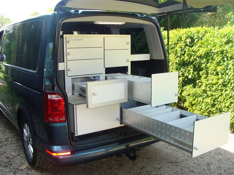 Volkswagen Transporter-7-ladenkast geplaatst op kar zonder uitladen