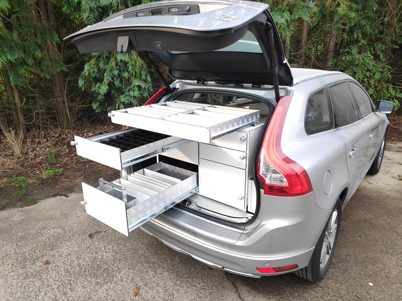 autoinrichting volvo xc 60 ,kast komt tot aan de achterzetels nog 5 bruikbare zetels